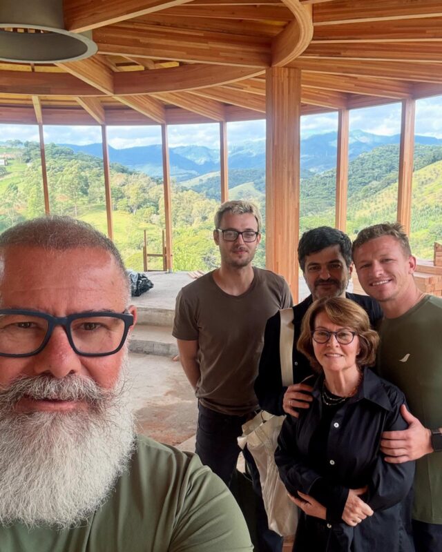 Reta final: os arquitetos Marcelo Alvarenga e Atamar Lorrani visitam a obra da pizzaria do Sabiá, com o engenheiro Pablo Batista, e com o mestre das pedras Claudinho, o Claudenir Ferreira.
As obras estão a mil, mas ainda não temos a  data da inauguração. 
@playarquitetura @atamarl @pabloengenheirocivil
